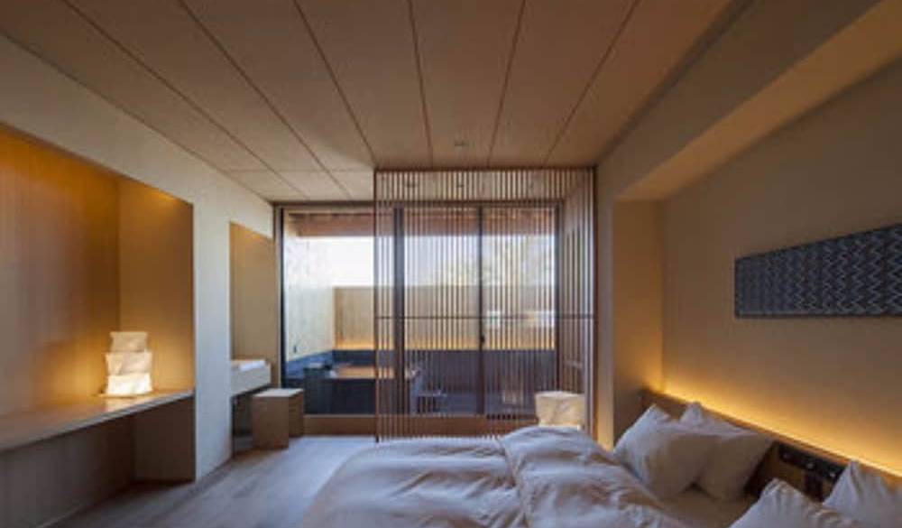 ゆったり時が流れる
寛ぎの客室へ / 3