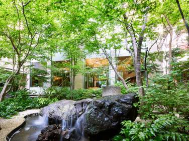 Hotel Niwa Tokyo (Tokyo City Hotel): A ``courtyard'' where you can enjoy the scenery of the four seasons. The space was created in the image of a thicket in Musashino, and is filled with soothing features such as a refreshing waterfall and trees swaying in the wind. / 1