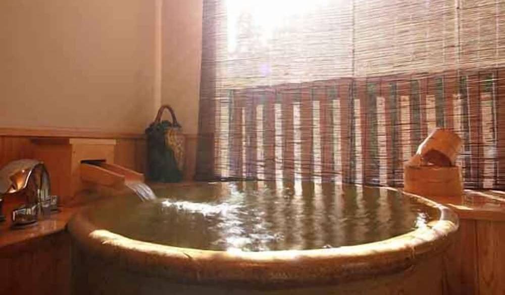 鄙の露天風呂は信楽焼 / 3