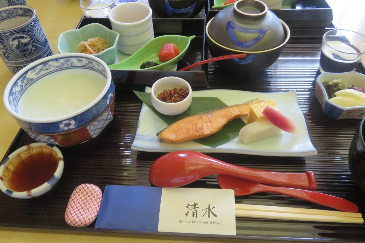 お薦めの朝食セット、ご飯はおかわり可能。