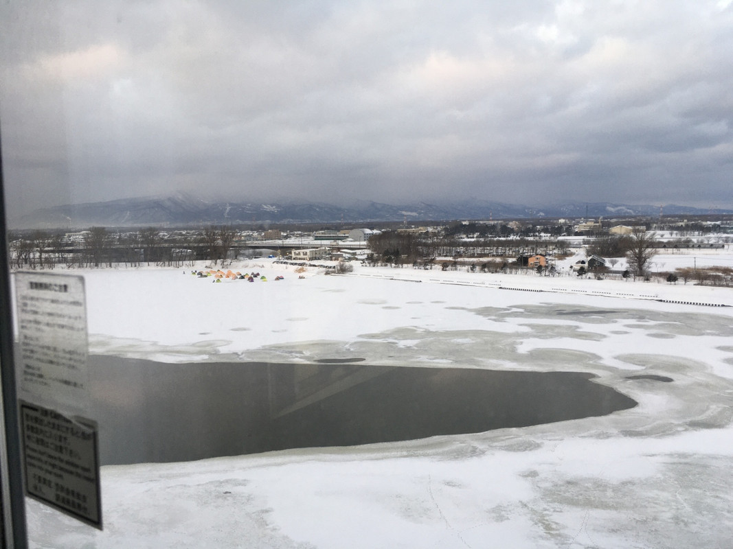 ワカサギ釣りができます。