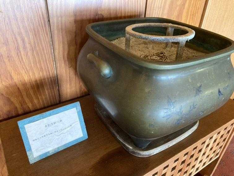 ロビーに置いてある火鉢は昭和20年のものだそう。パートナーと、「この時代の物が残ってるってすごいね」と話したりしました。 / 2