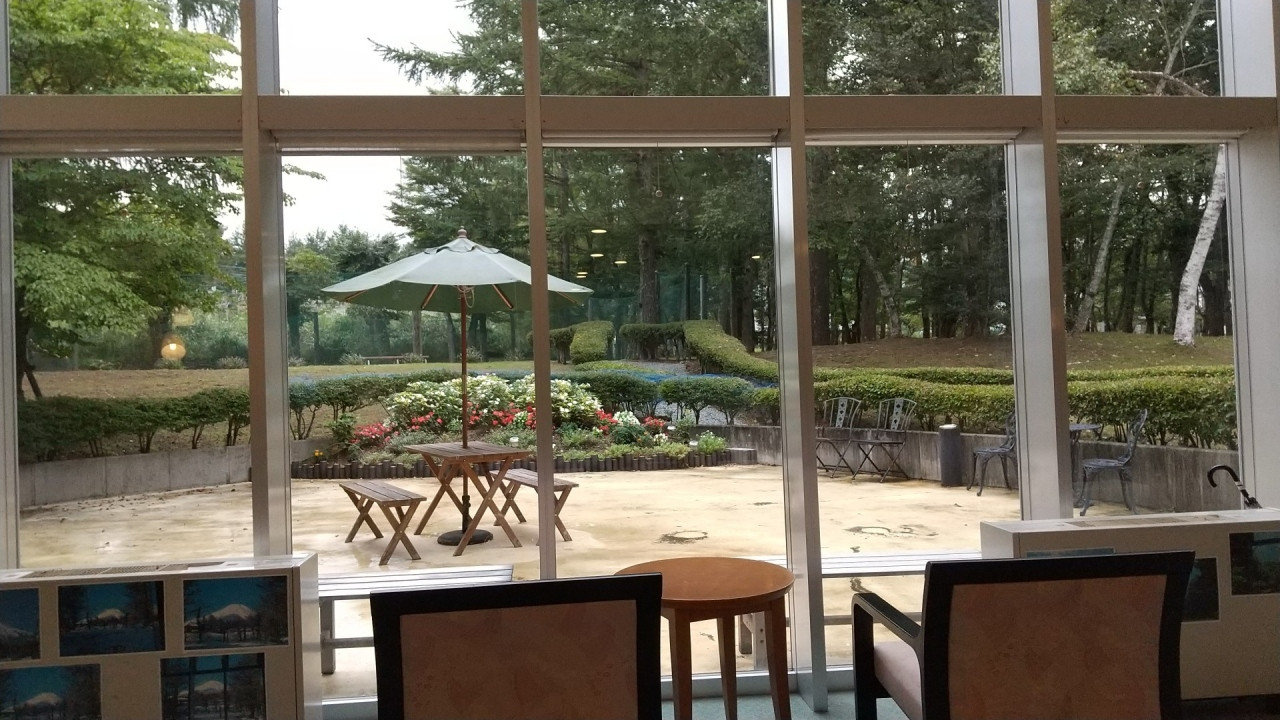 ロビーのソファから眺める中庭