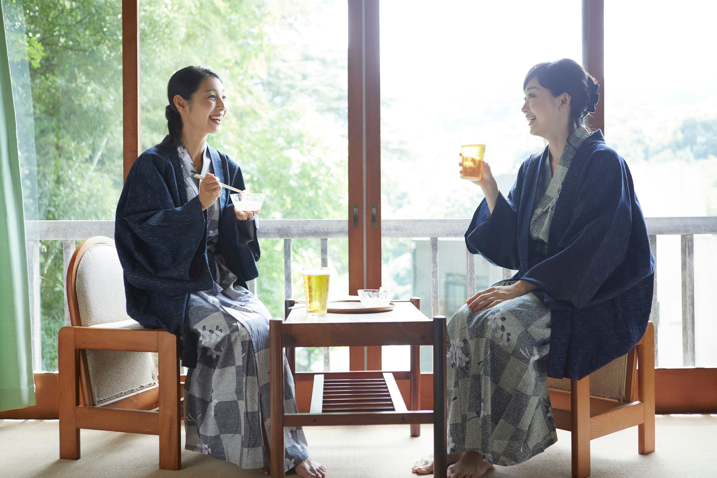 旅館でビールを飲む女性