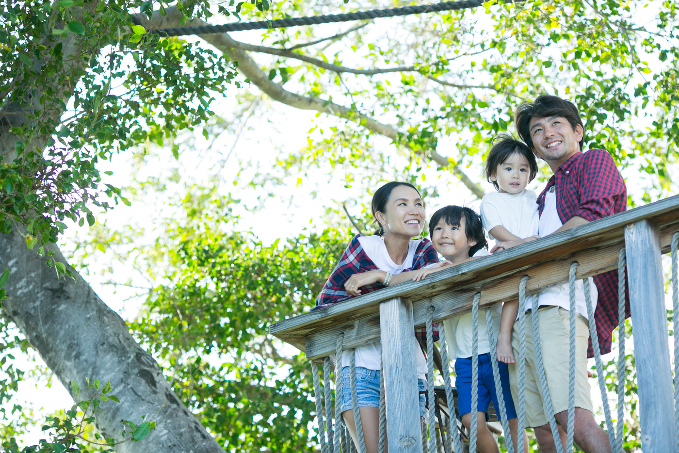 ウッドデッキに立つ家族