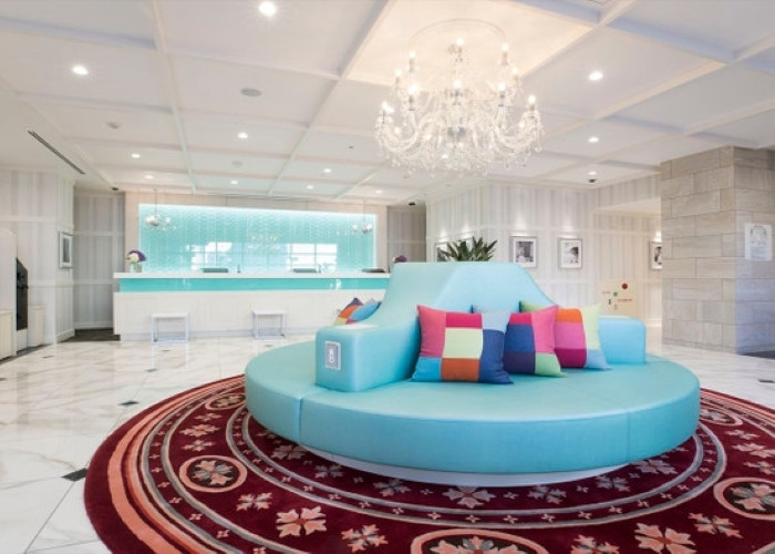 フロント＆ロビーには煌びやかなシャンデリアやカラフルな円形ソファが。到着したらまずはここで写真を撮ってみて