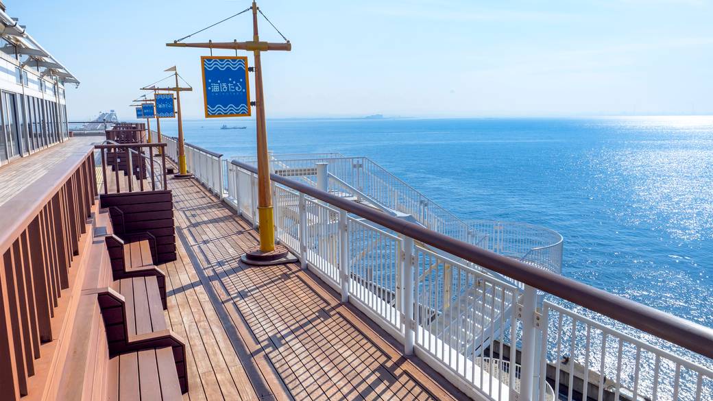 「海ほたる」で
景色とグルメを満喫 / 2