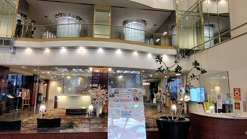 ロビーは吹き抜けで広々しています