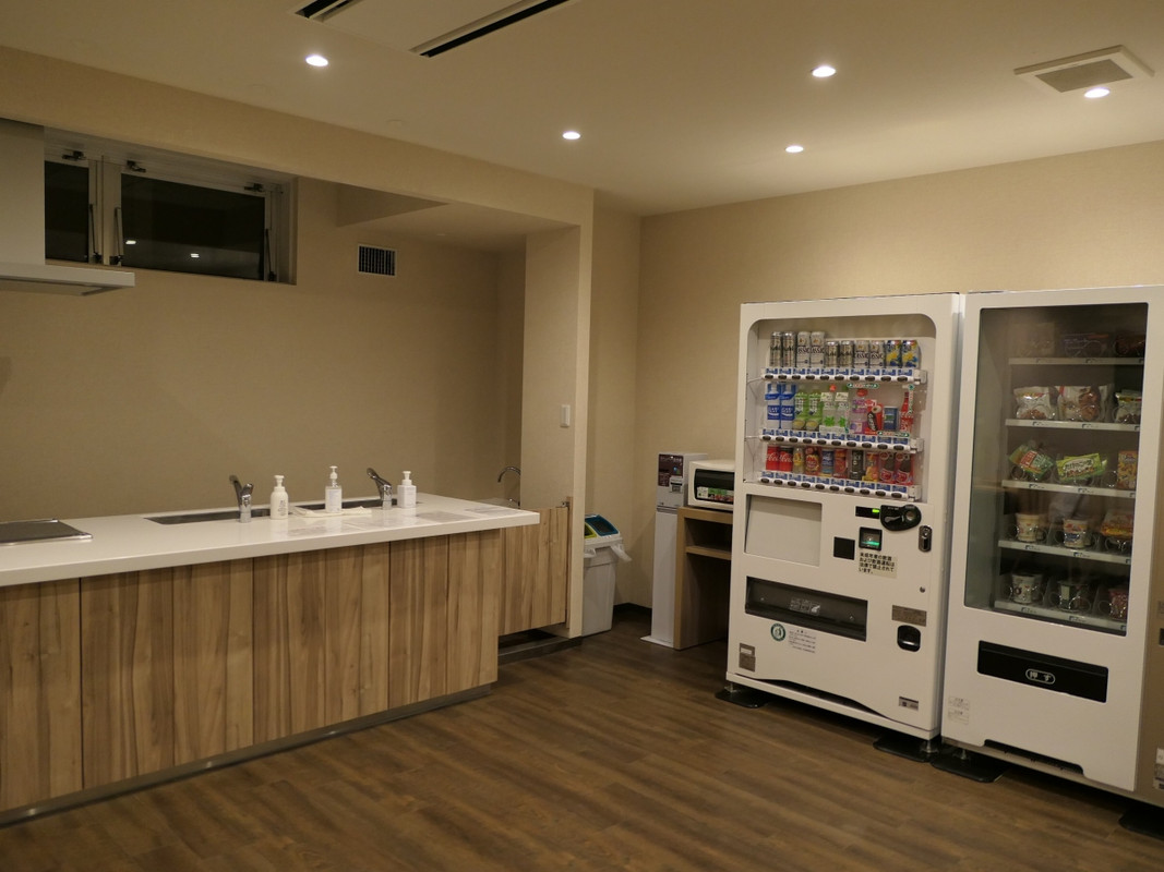 ホテルの2階には流しやIHクッキングヒーターなどがある