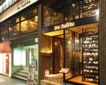 「デ サリータ 渋谷」外観 969004 店頭入口。ガラス張りワインセラーが目印。夜は道玄坂の中心で輝きを放っています。