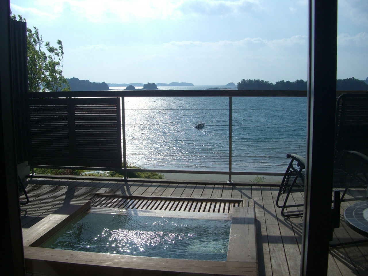 のんびり露天風呂に入る若い女性