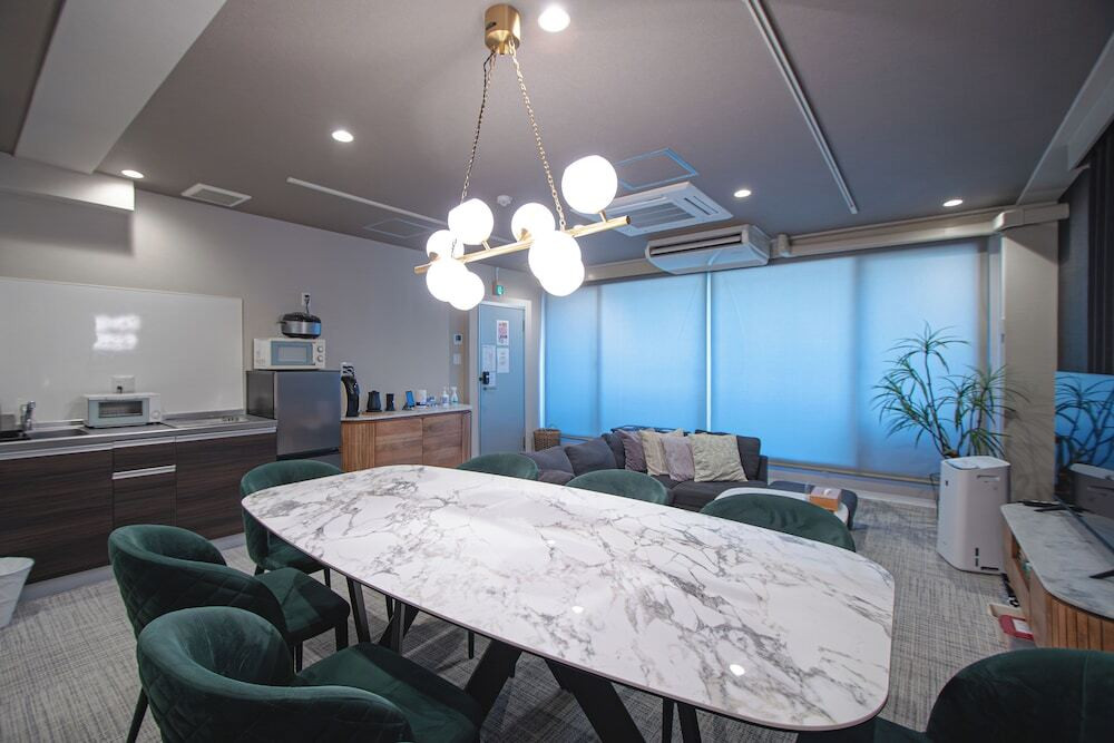 客室内のダイニングエリア