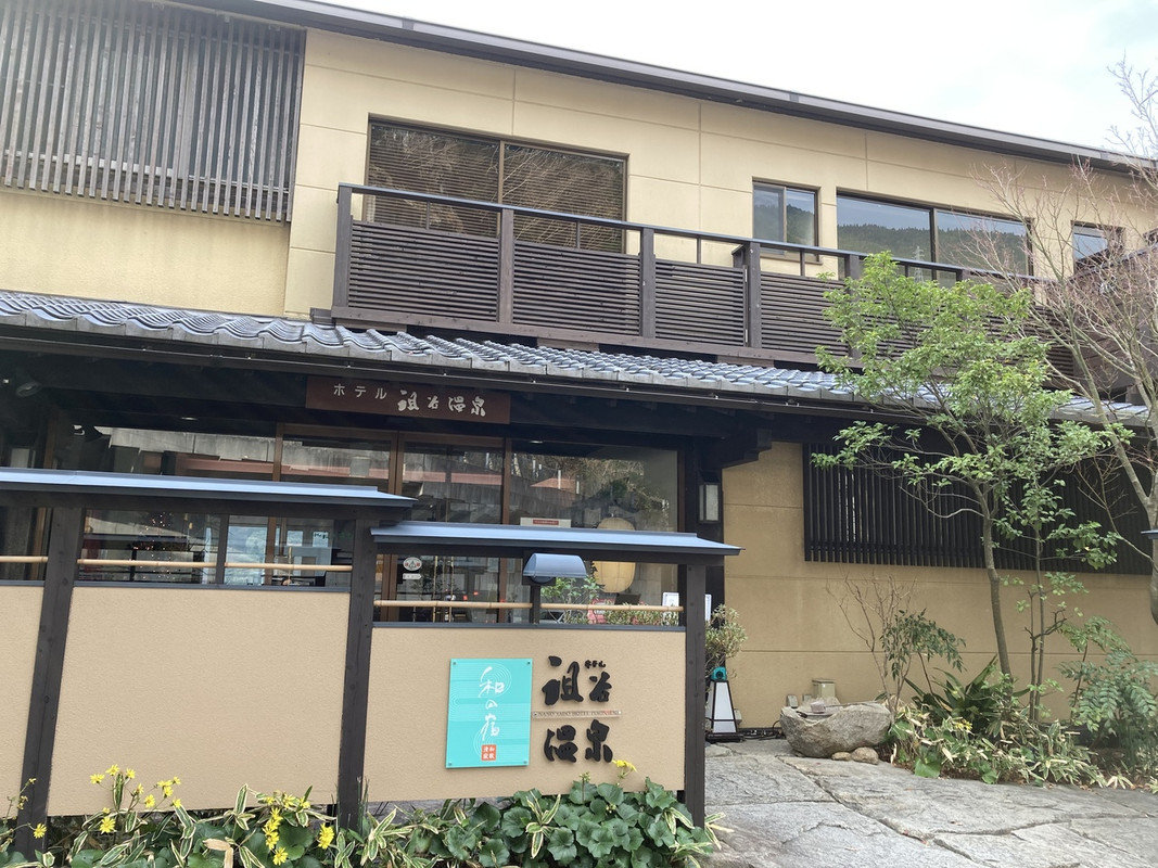 バス停とホテル以外何もありません