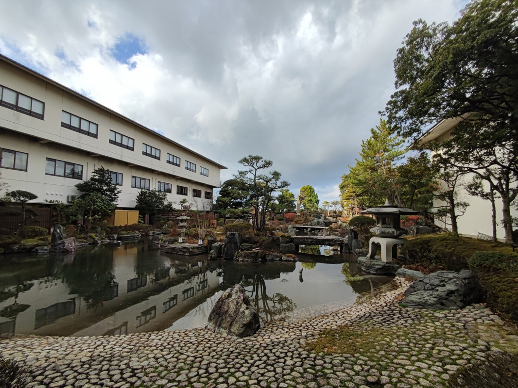 非常に立派な中庭があり、朝のお散歩コースに?!