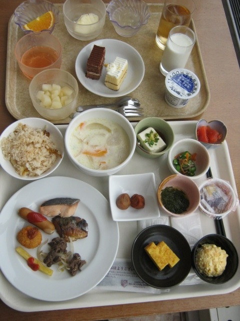 朝食バイキングも種類豊富（シャトレーゼさんらしいケーキも）