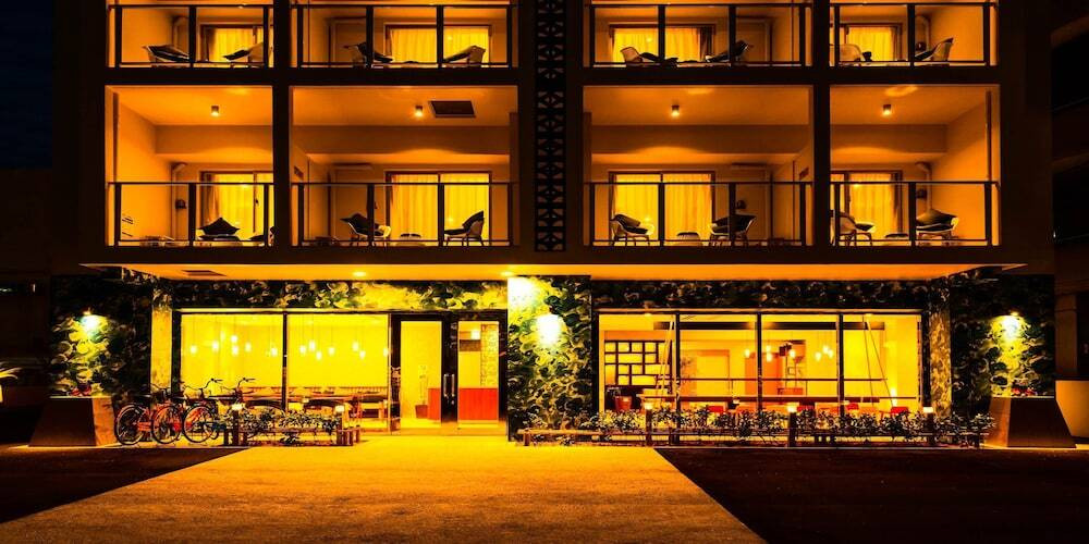 ホテル外観／夜