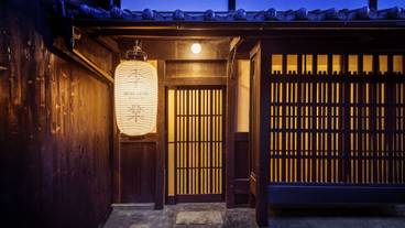 施設の正面 (日没後) / 1