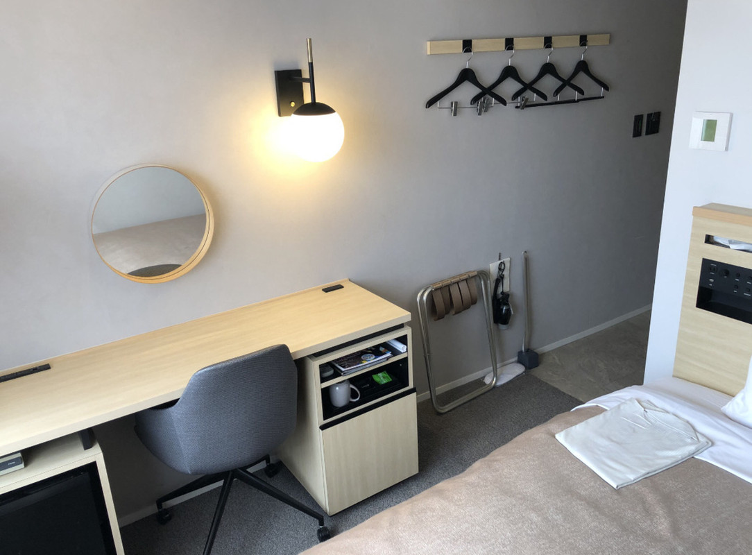 客室内の使いやすい広めのデスク