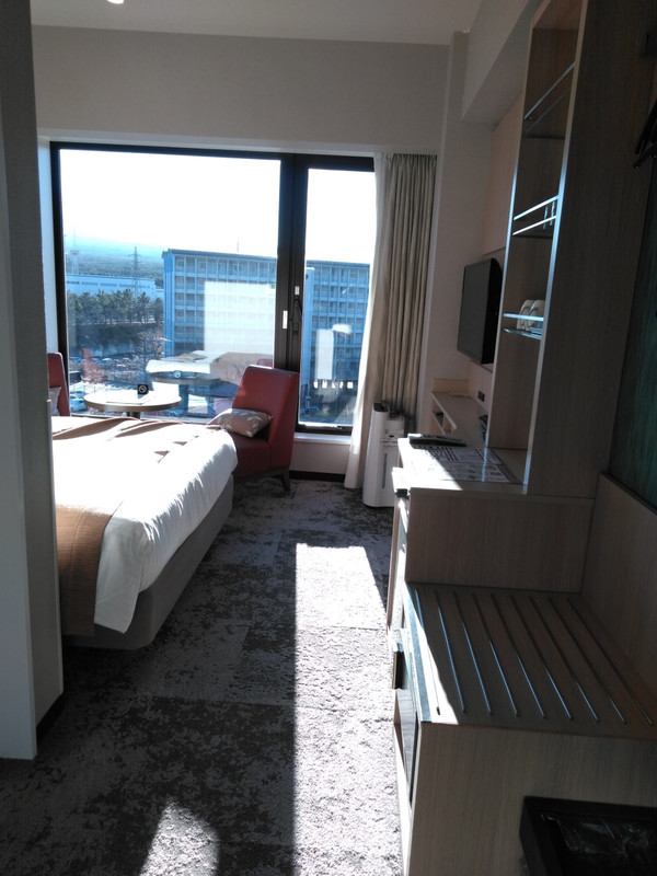 ダブルルームのデスク回りです。