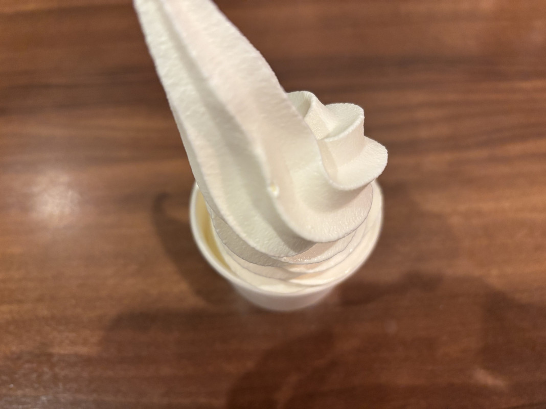 食べ放題のソフトクリーム（ソフト用のトッピングソースもある）