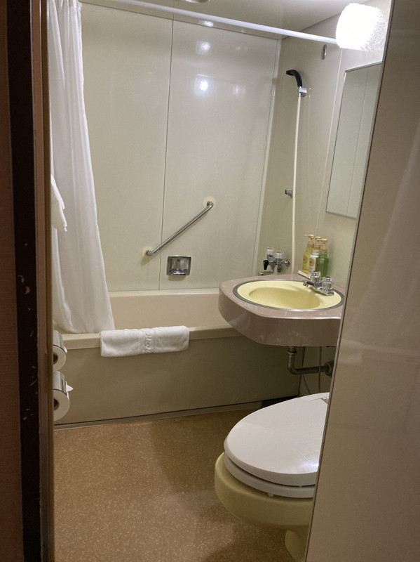 清潔ながら古い感じのバスルーム