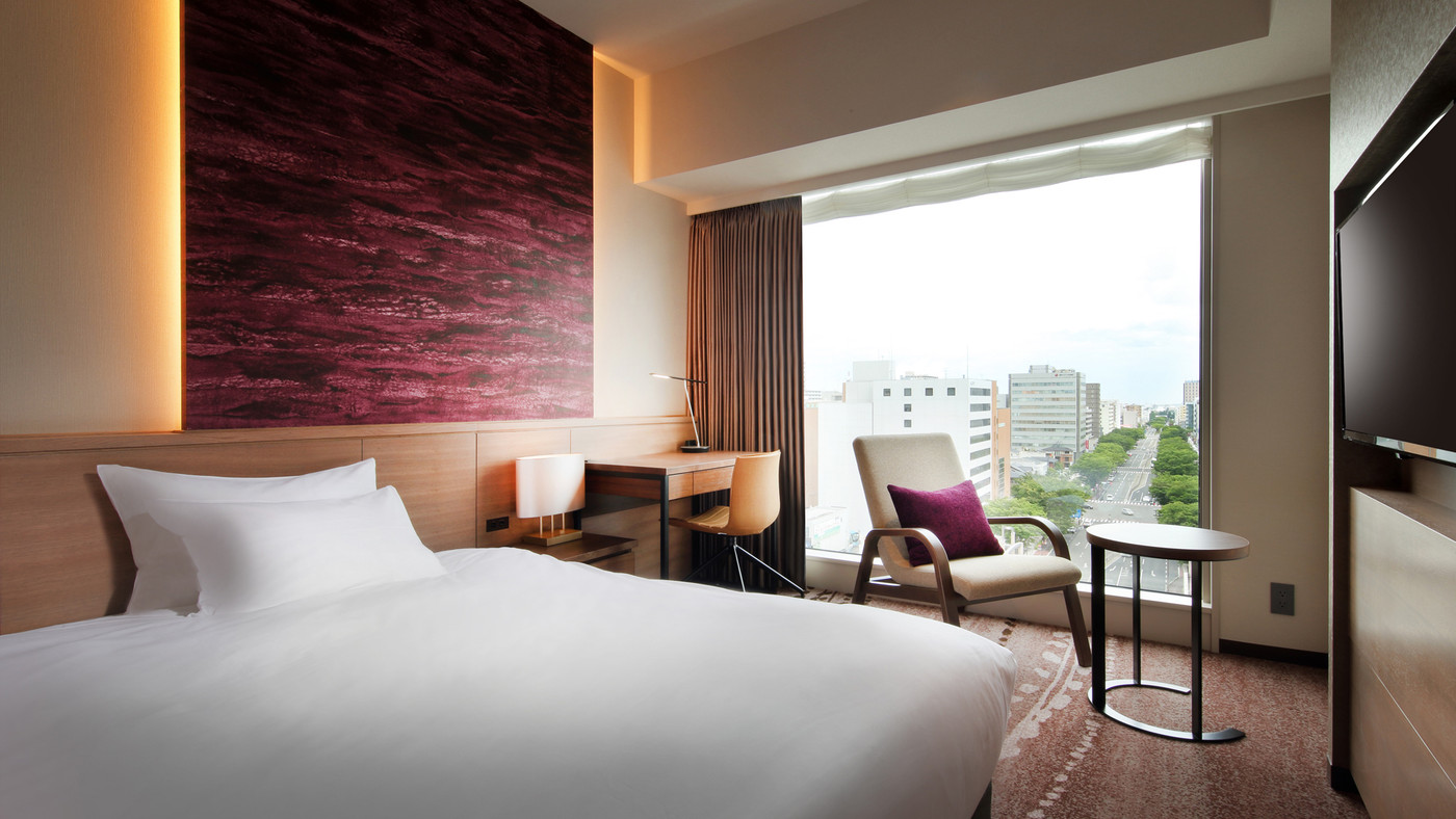 るーぷる仙台バス停　光のページェントが映るメディアテーク前