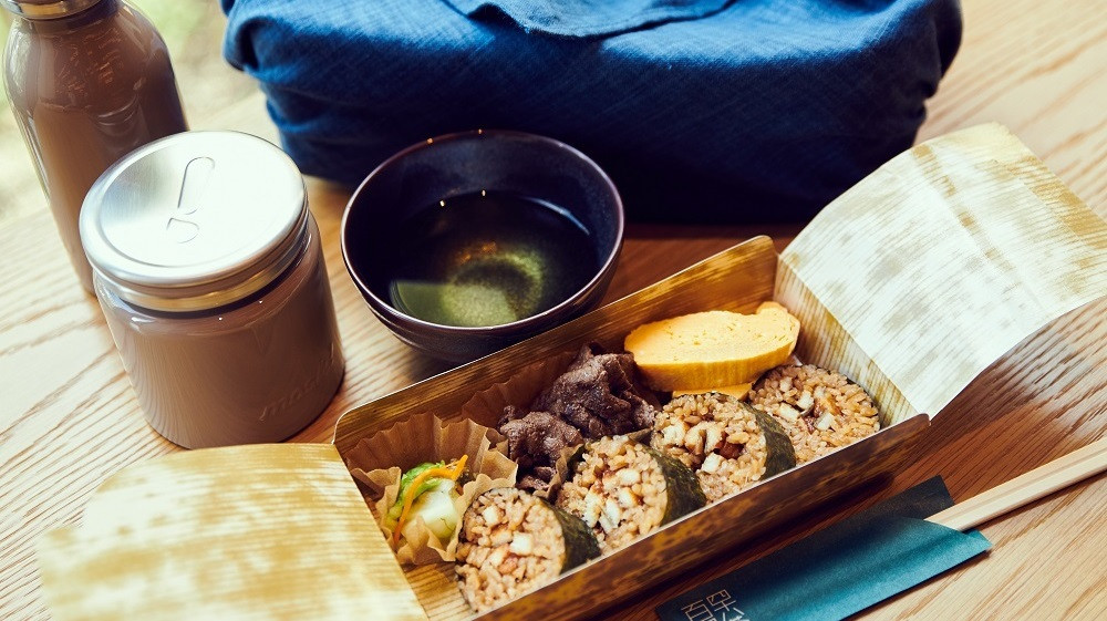 大阪発のそば&カフェにて、出汁のきいた和食惣菜に舌鼓4236195