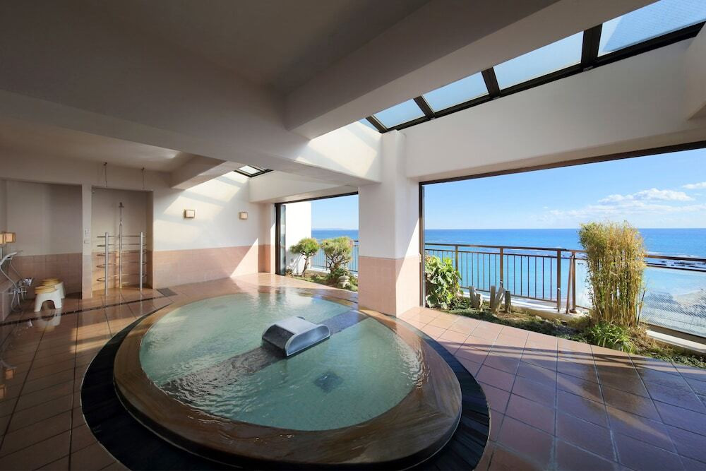 豪快な美食が自慢。海のパノラマを堪能する展望露天風呂も。3995325