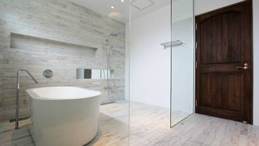 ガラス張りで開放的なバスルーム / 10