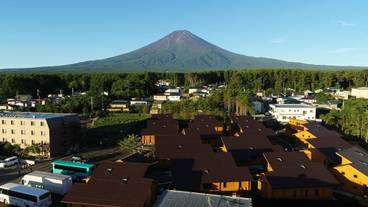 宿の外観と富士山 / 1