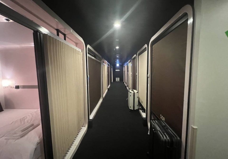 廊下との仕切りはロールカーテンです。