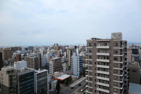 窓からは、向こうに博多湾