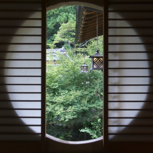 情緒ある日本庭園の長め