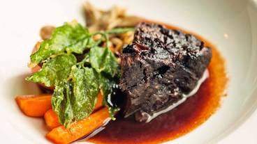 メインメニュー一例 国内産和牛ほほ肉の赤ワイン煮込み / 4