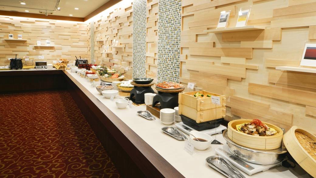 お刺身やカレーなど
北海道が詰まった朝食 / 2