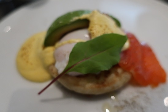 エッグベネディクト　八幡平サーモンマリネとアボガド