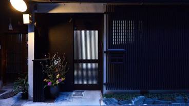 施設の正面 (日没後) / 3