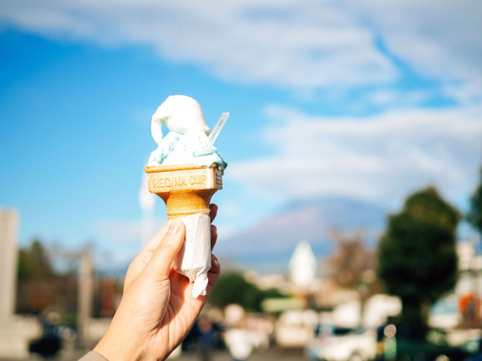 青と白のコントラストがかわいい「富士山ジェラート」。おみくじが入ったお餅「御くじ餅」もお土産に人気