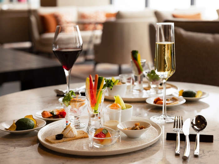 夕食前のアペロタイムでは、カクテルやビールと軽食が味わえる