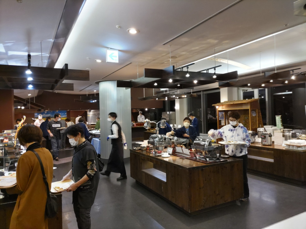 夕食のバイキング会場