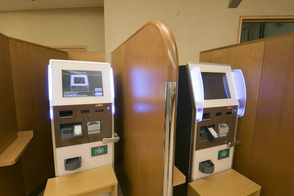 チェックイン / チェックアウト キオスク