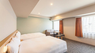 ［リニューアル］プレミアム + ソファツインルーム 喫煙可（2 名利用時はソファとして、 3 名利用時のみソファベッド利用可能）