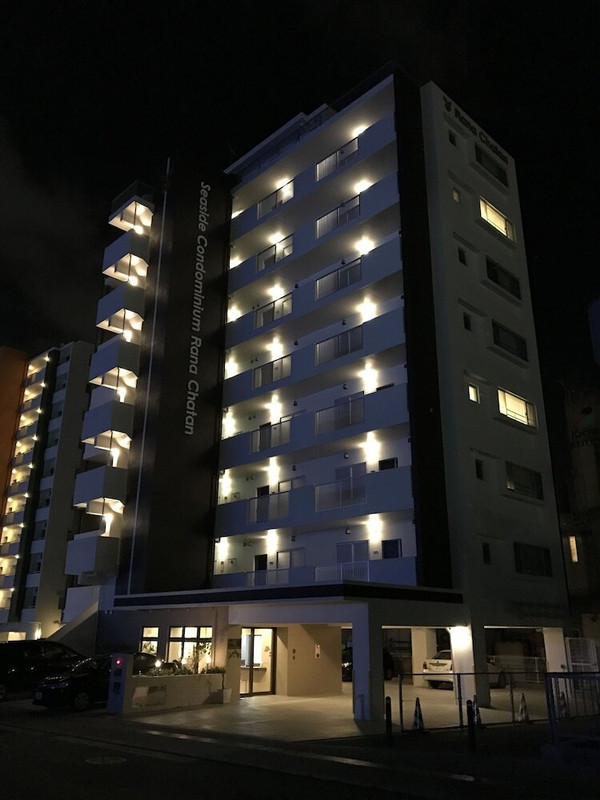 施設の正面 (日没後)