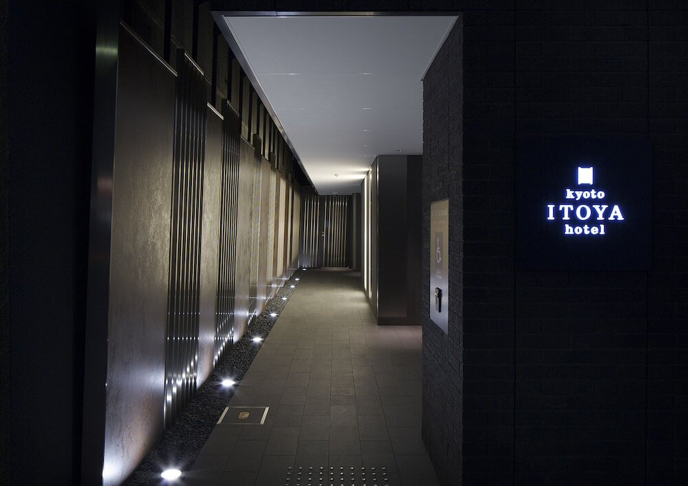 施設の正面 (日没後)