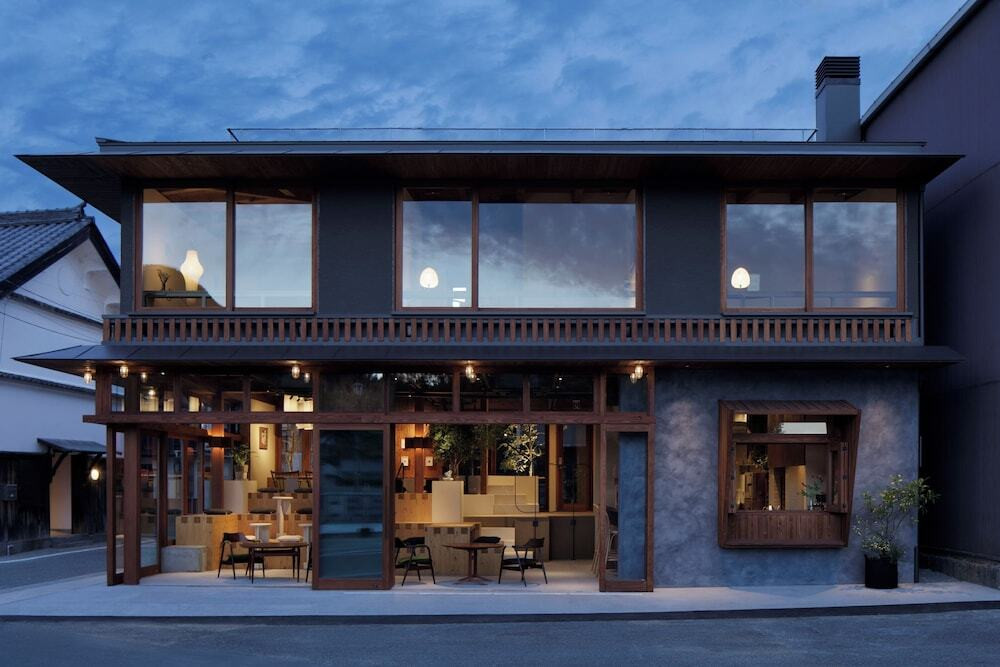 施設の正面 (日没後)