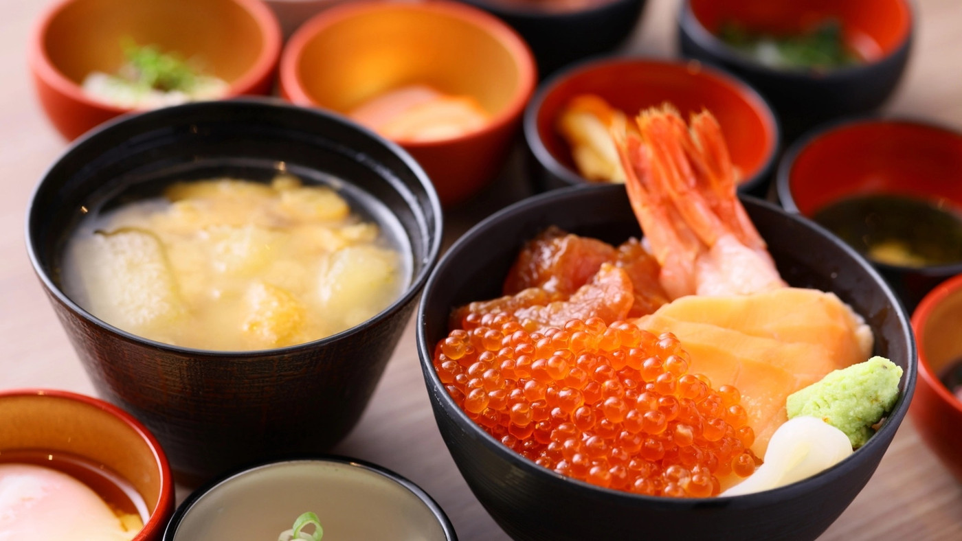 ブリやいくらを乗せた豪華な海鮮丼で贅沢な朝を3923273