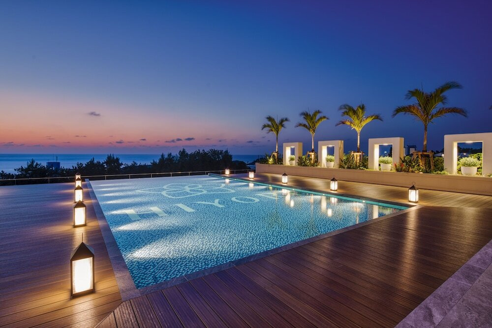 オープンエアーバスに浸かりながら東シナ海に沈む夕日を満喫4235080