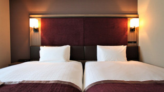 ツインルーム セミダブルサイズベッド 2 台 喫煙可 (26平米)