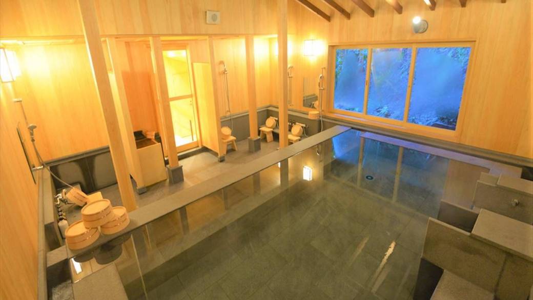 源泉かけ流しの
温泉大浴場でゆったり / 3