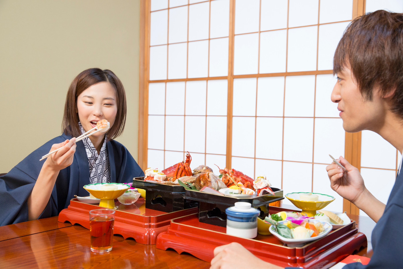 旅館で食事をするカップル